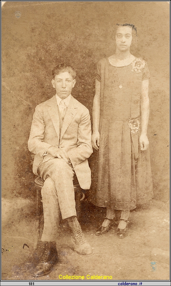 Sconosciuto con la moglie.jpeg