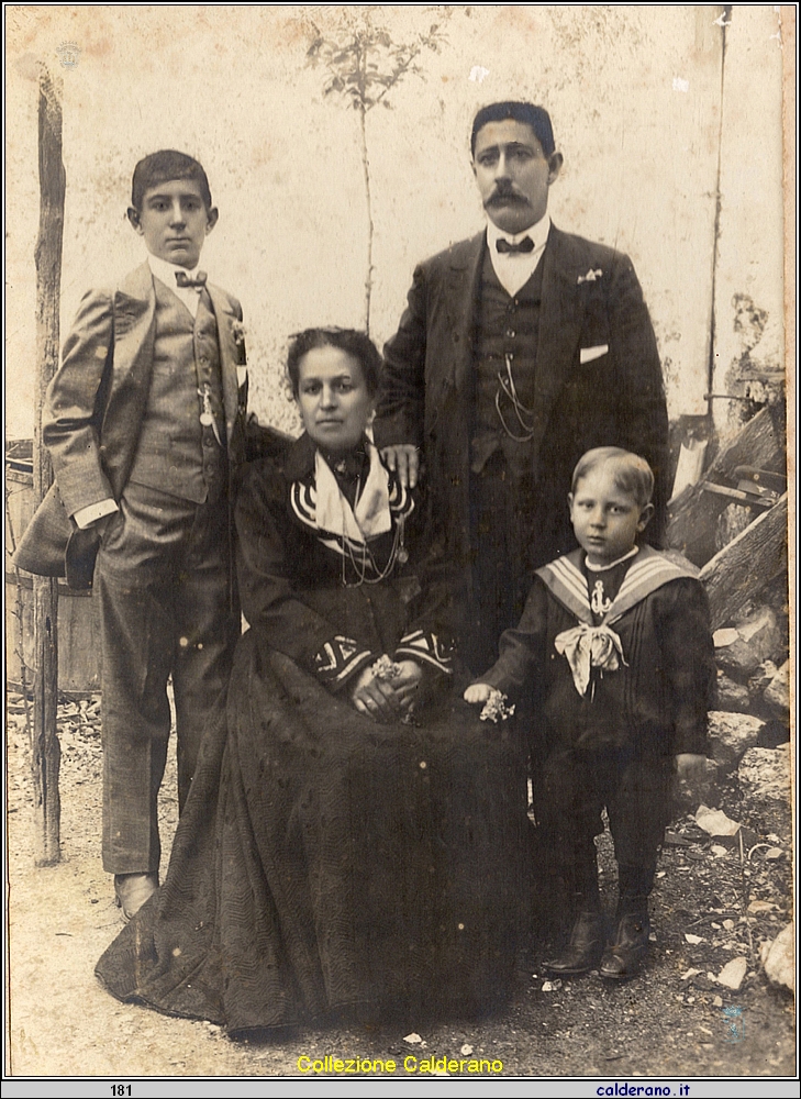 Sconosciuto con moglie e due figli.jpeg