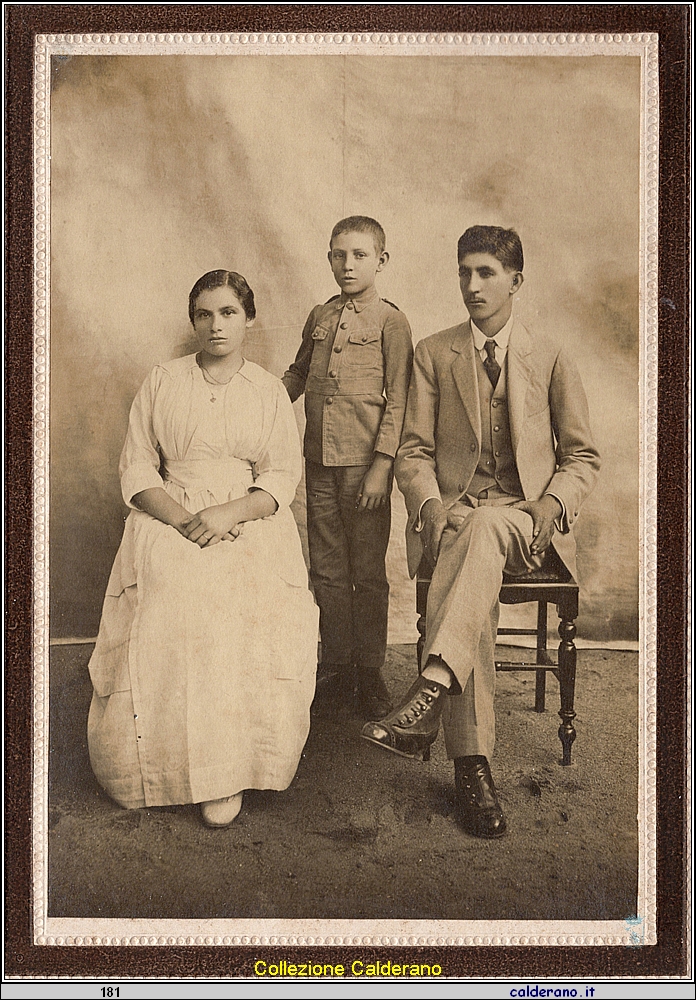 Sconosciuto con moglie e un figlio.jpeg