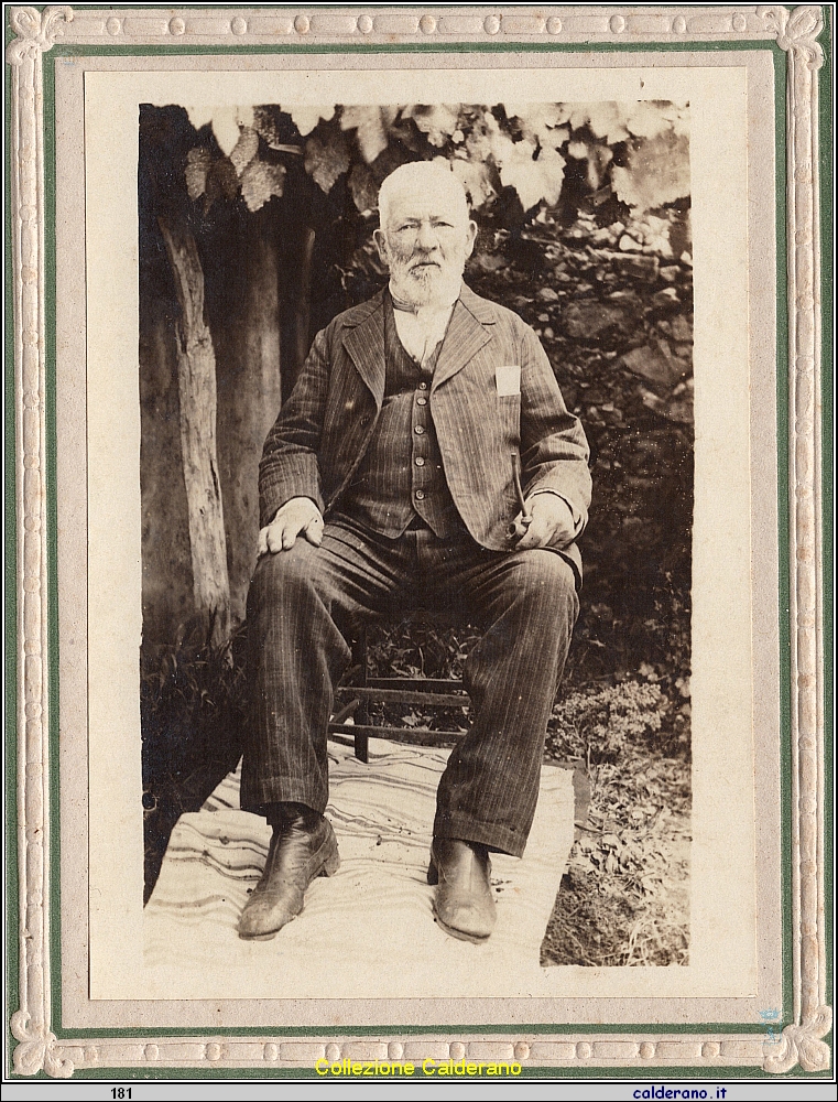 Sconosciuto seduto.jpeg