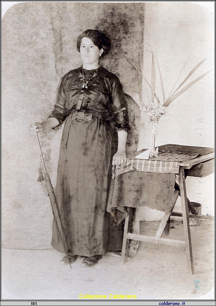 Signora con ombrello.jpeg