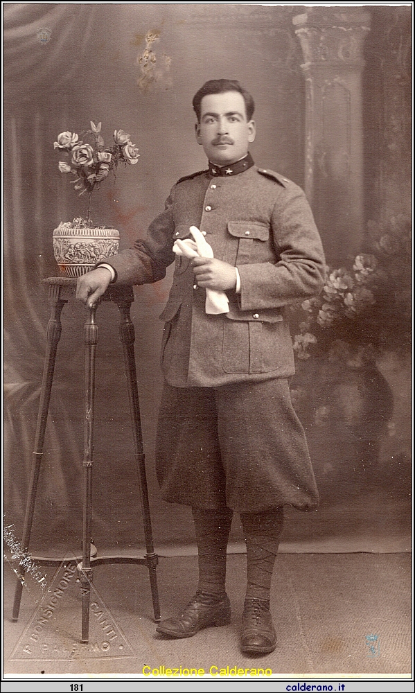 Soldato con i baffi e pantaloni alla Zuava.jpeg