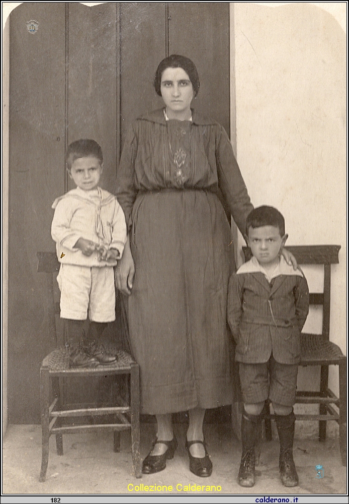 Signora con bambini sconosciuta.jpeg