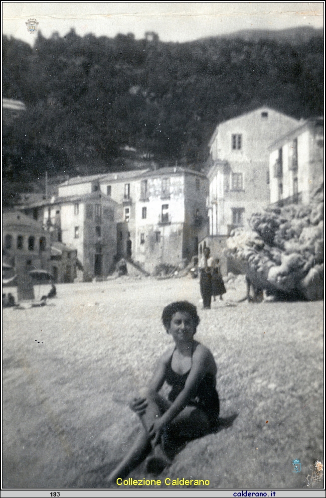 Carmelina Mazzeo sulla spiaggia al Porto.jpeg