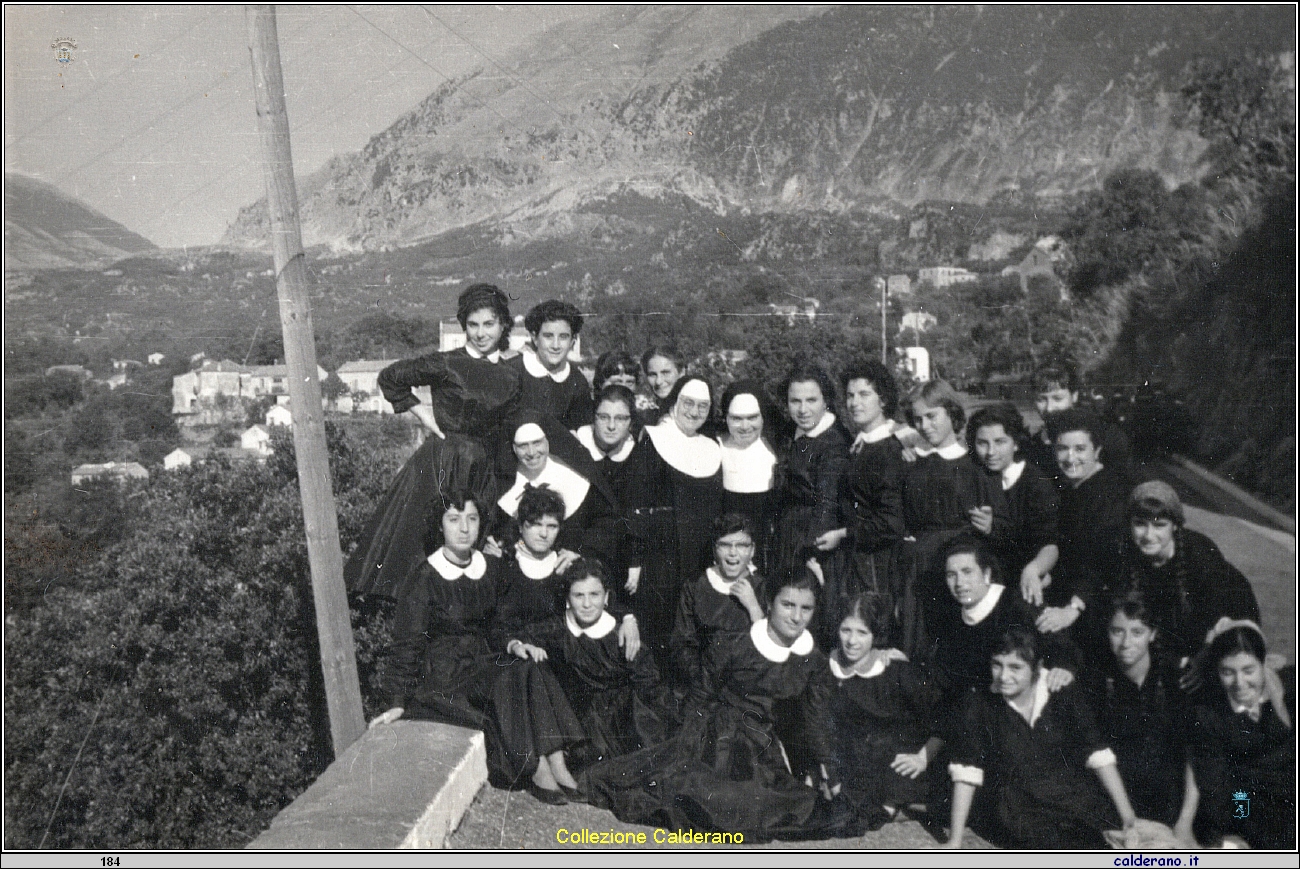 Alunne dell'Istituto Magistrale in Passeggiata scolastica all'Ondavo.jpeg