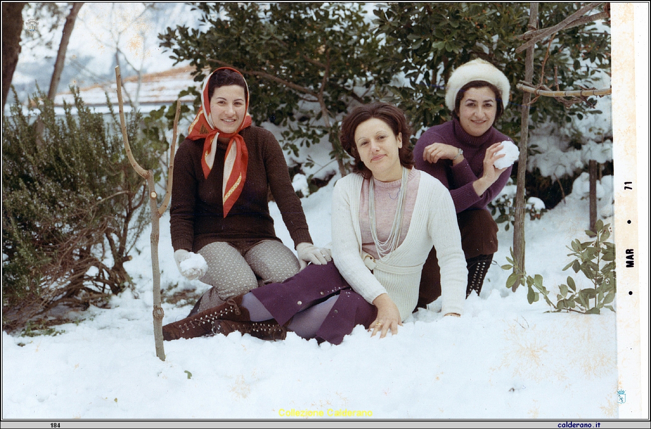 Assuntina Avigliano, Liliana Maestri e Carmelina Mazzeo sulla neve.jpeg