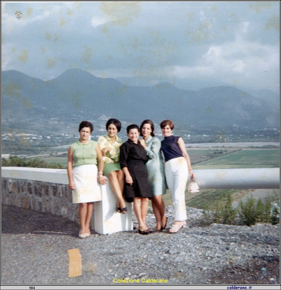 Carmelina Mazzeo, Mara Mazzei, Assuntina Avigliano, Liliana Colavolpe e - ottobre 1967.jpeg