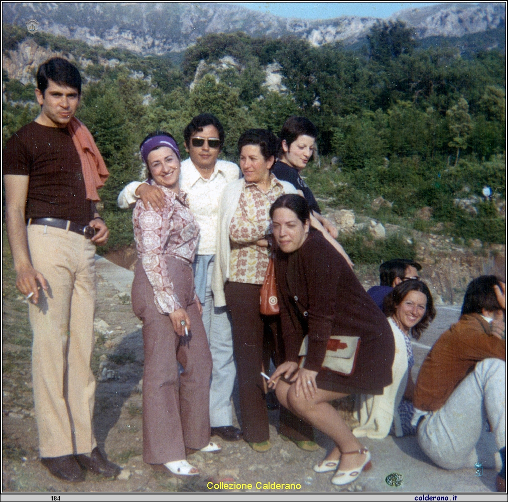 Carmelina Mazzeo, Sergio Morena, Assuntina Avigliano, Rosa Liberatore, Liliana Maestri e Liliana Colacolpe al campo sportivo 1971.jpeg