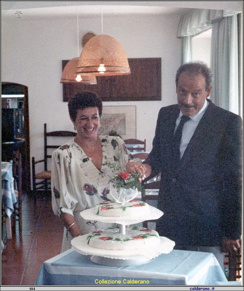 Matrimonio di Nino Alberti e Carmelina Mazzeo 22-09-1984 17 il taglio della torta.jpeg