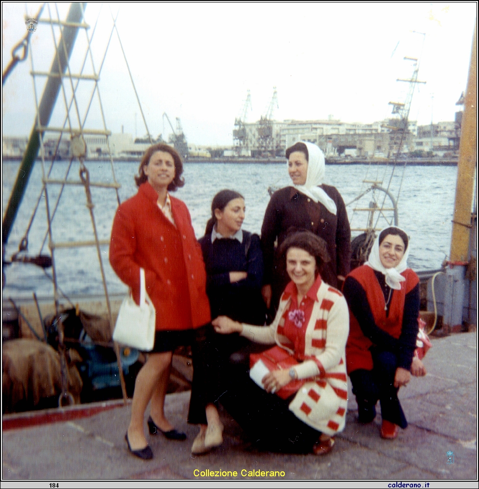 Sul molo a Messina Maria, Assuntina Avigliano, Rosamaria Bosone e Carmelina Mazzeo 1970.jpeg