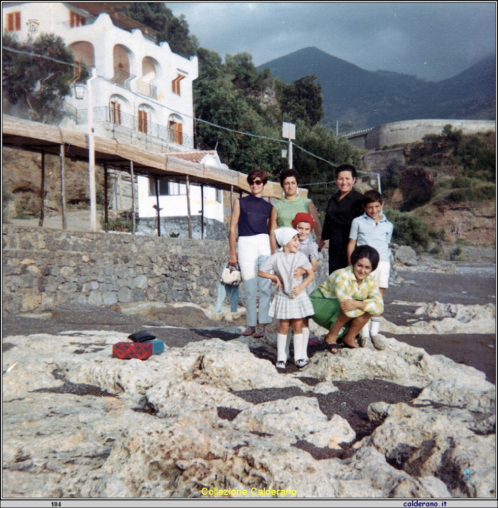 Sulla spiaggia di Acquafredda Carmelina Mazzeo, Assuntina Avigliano e Mara Mazzei - settembre 1967.jpeg