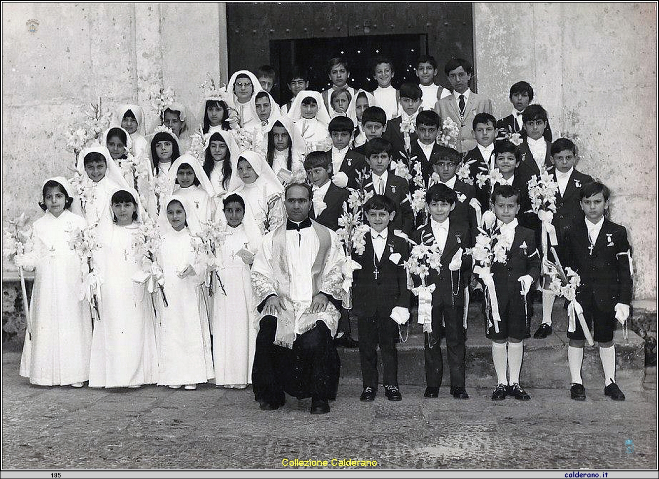 Prime comunioni con Padre Vitantonio 28-04-1972.jpg
