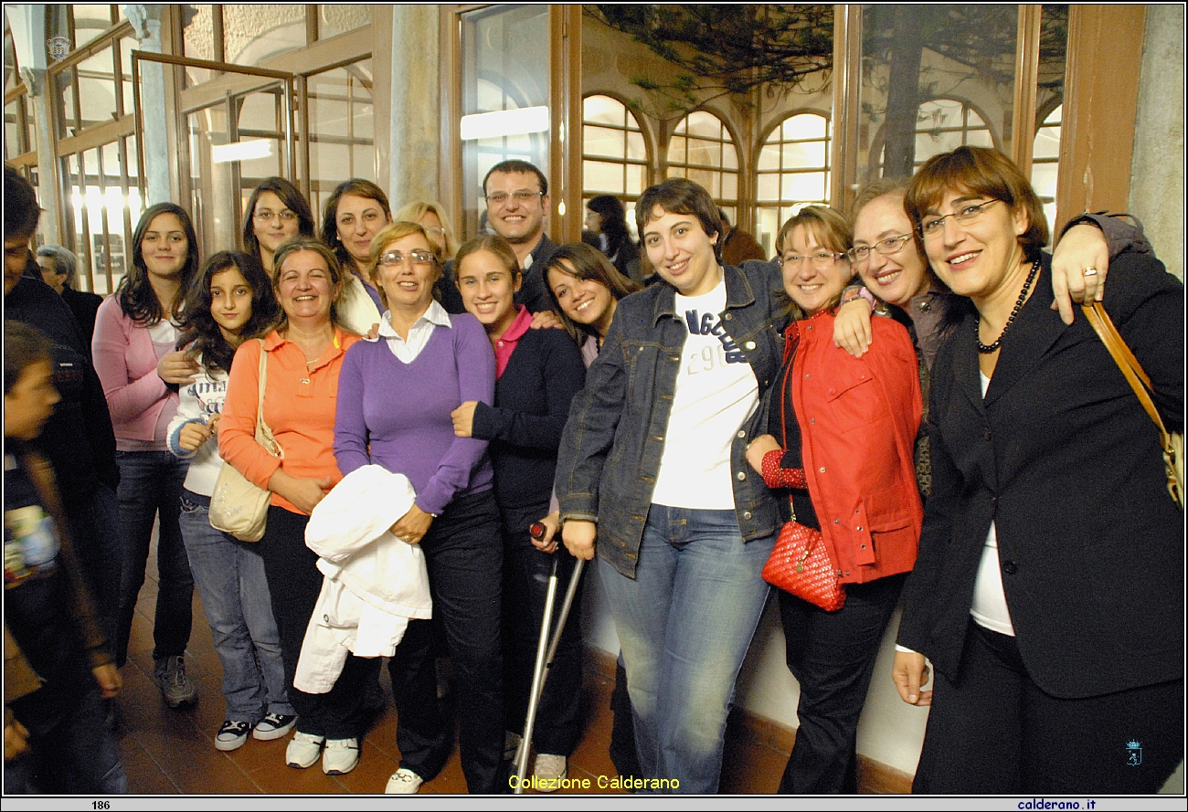 Le ragazze e il Parroco Don Adelmo Iacovino 13 Ottobre 2008 192.jpg