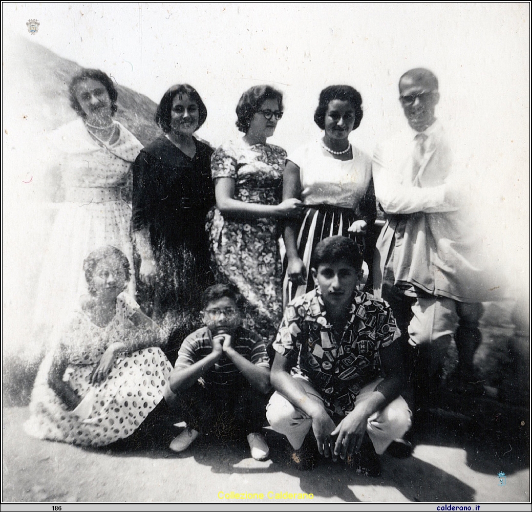 Silvana Mazzeo, Liliana Maestri, Vittoria Di Trani, Carmelina Mazzeo, Marisa Di Trani, ... e Mario Di Trani.jpeg