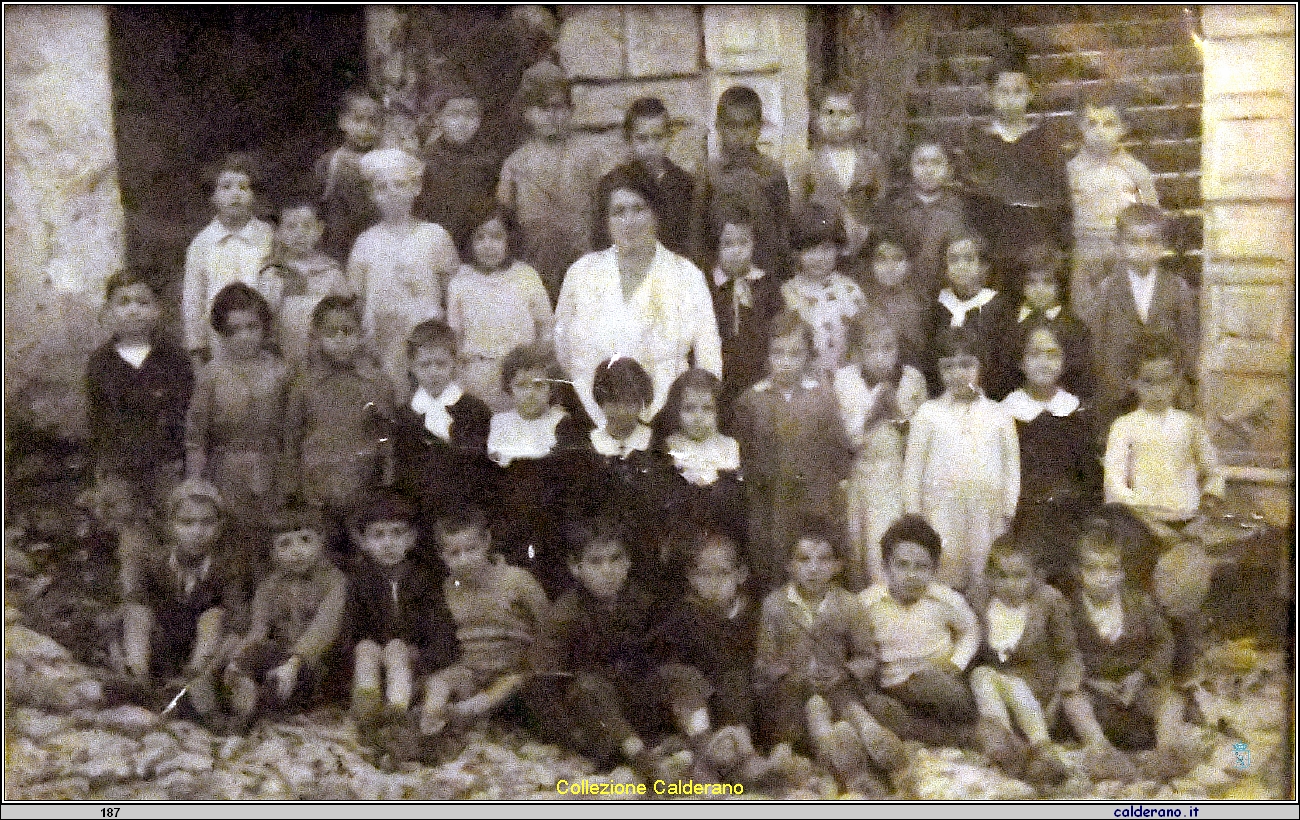 Scolaresca nel Piazzale della Chiesa Madre.JPG