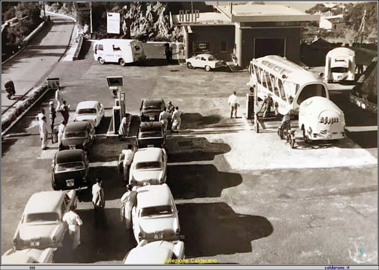 Lunghe code di auto per il rifornimento all'AGIP.jpg