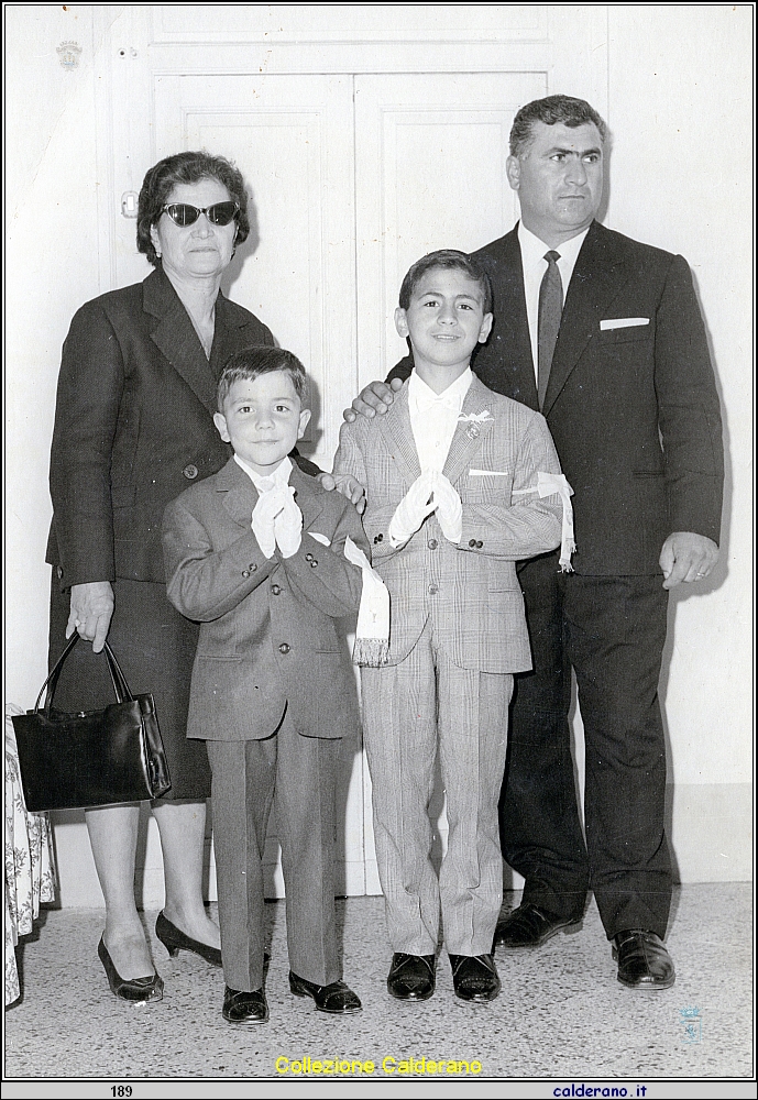 Prima Comunione di Michelangelo Napoli con la zia Sarina Rosaria Ferraro.jpeg