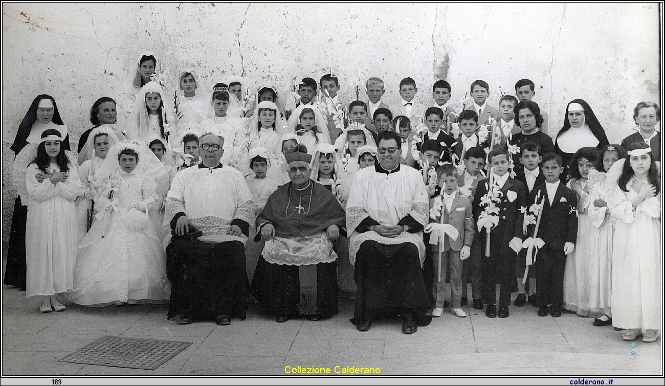 Prime Comunioni con S.E. il Vescovo Federico Pezzullo e Padre Cerracchio .jpeg
