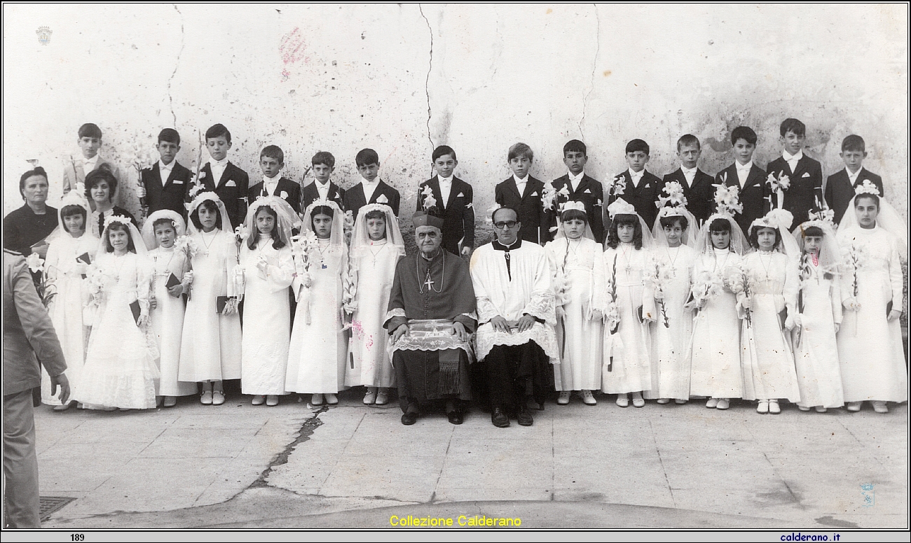 Prime Comunioni con S.E. il Vescovo Federico Pezzullo e Padre Romualdo 2.jpeg