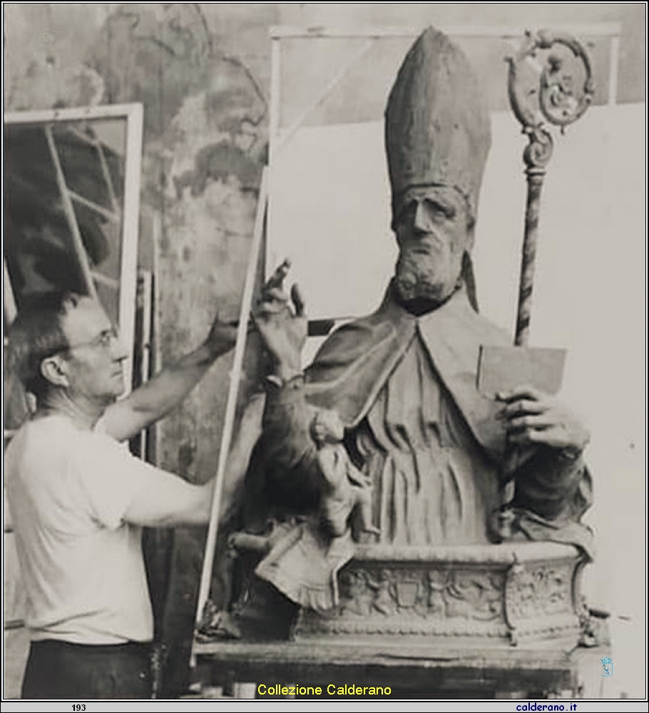 L'Artista scultore Romano Vio al lavoro con la statua di San Biagio 2.jpg