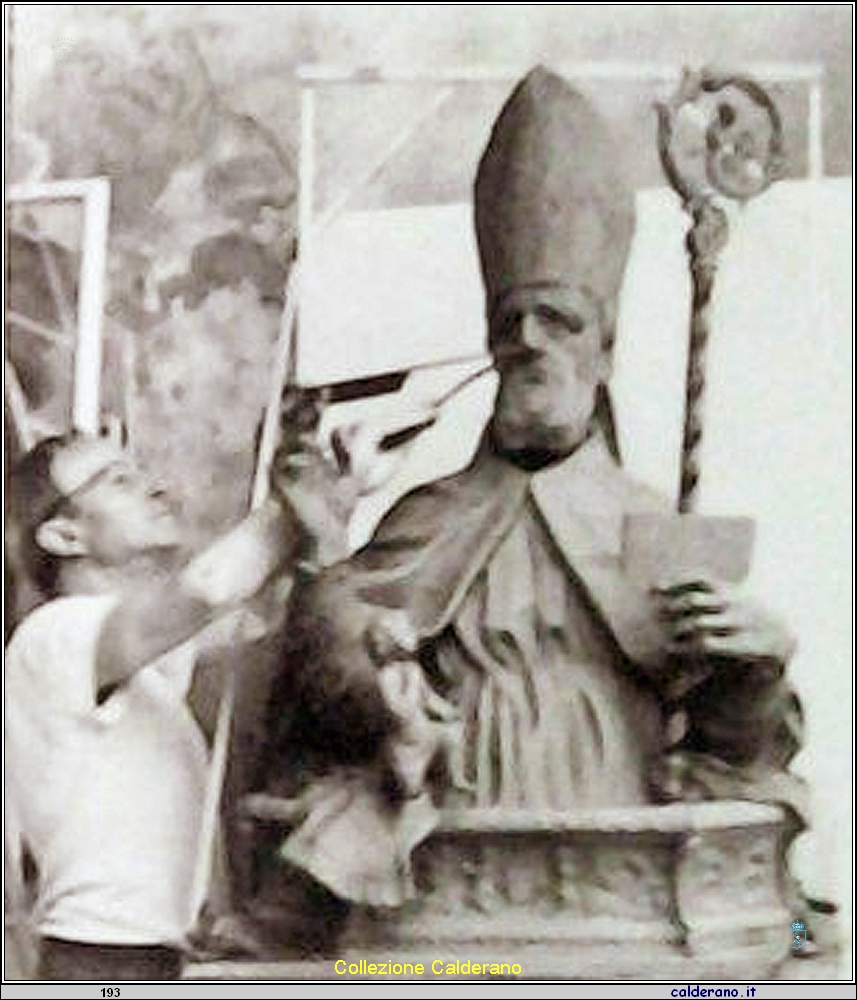 L'Artista scultore Romano Vio al lavoro con la statua di San Biagio 3.jpg
