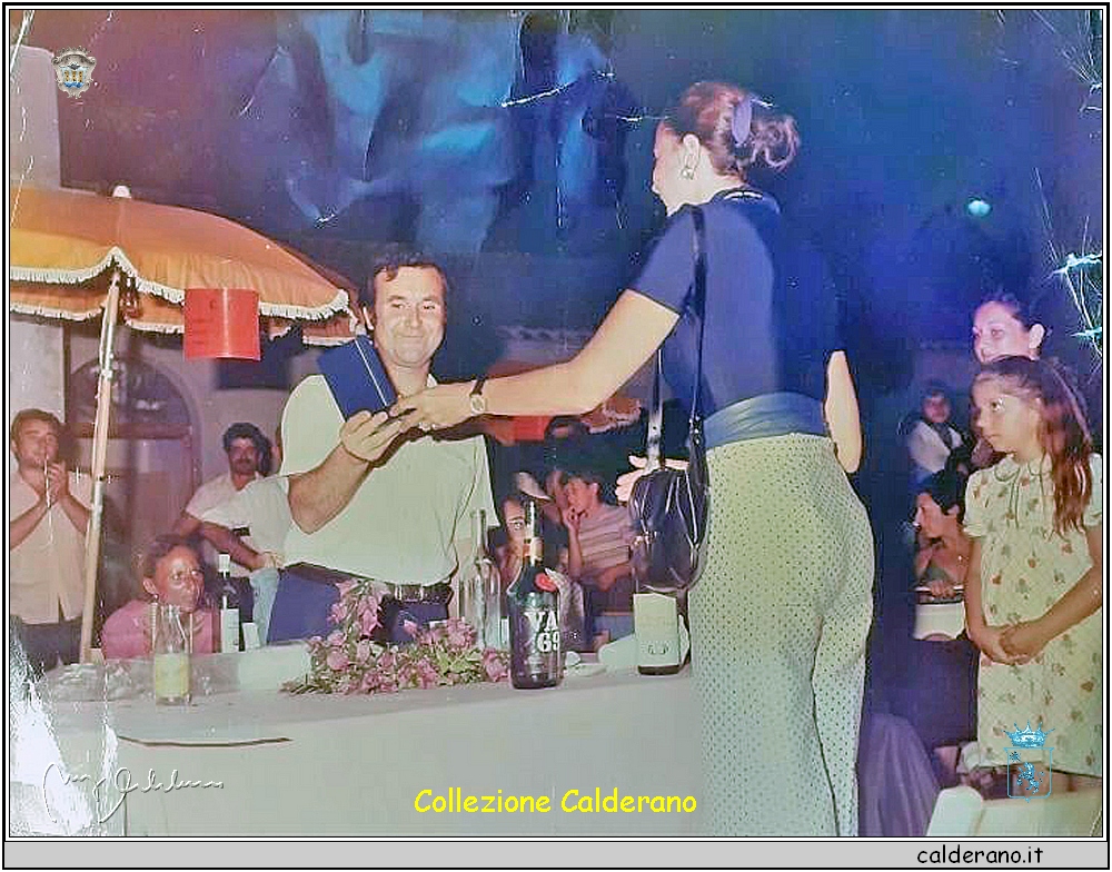 Premiazione di Pasqualino Vergine col &%Pignateddu d'oro&% 1973.jpg