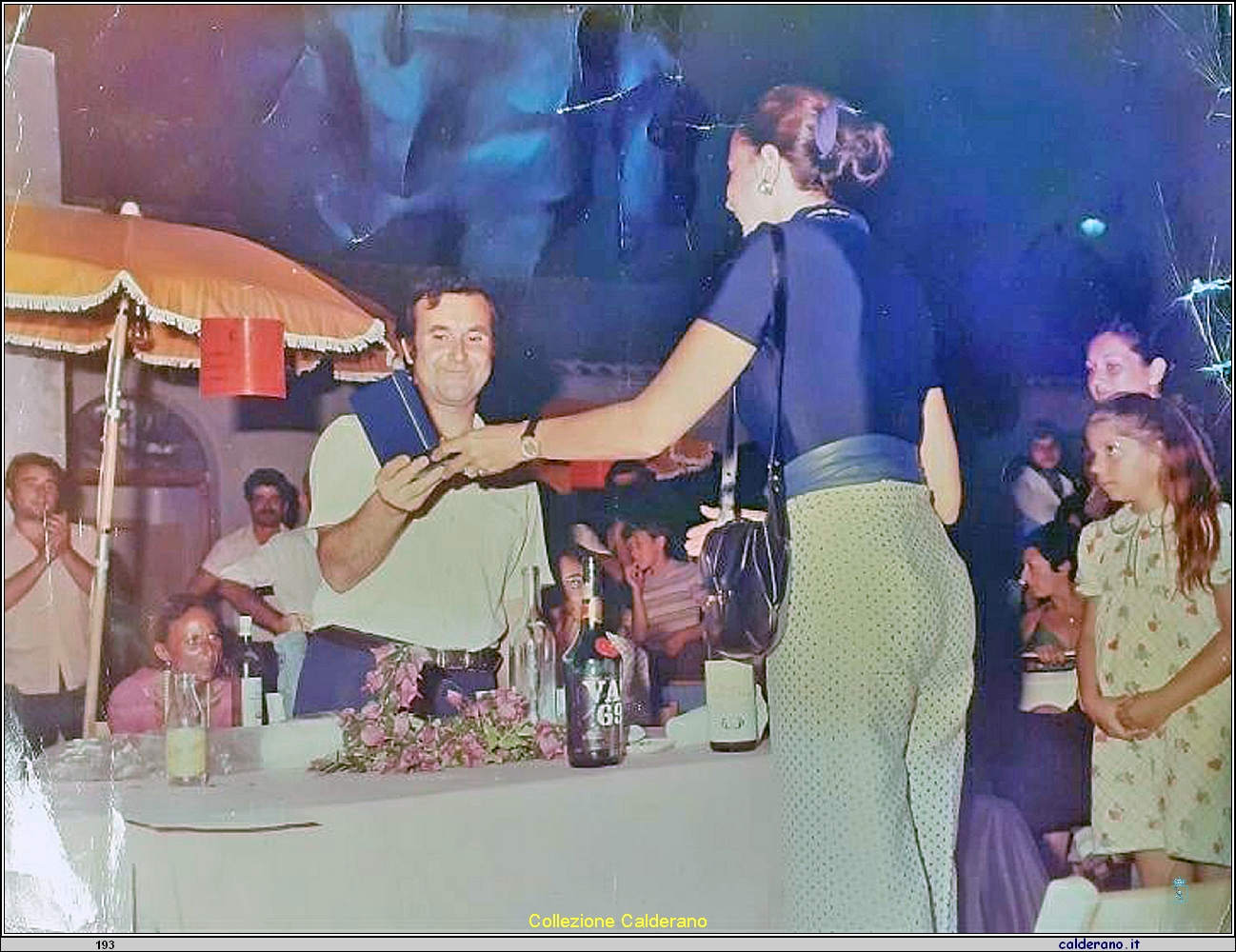 Premiazione di Pasqualino Vergine col 'Pignateddu d'oro' 1973.jpg