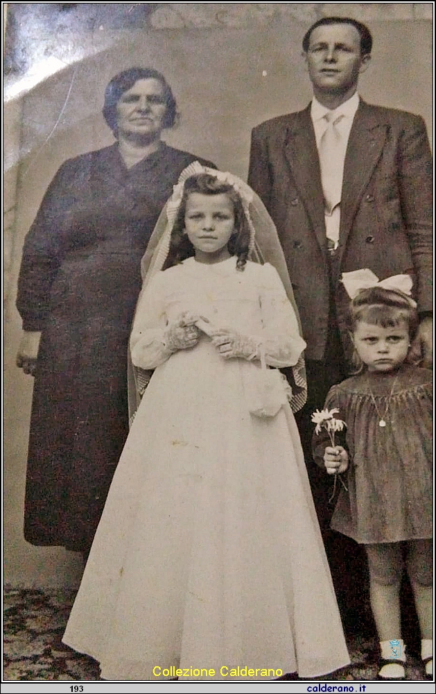 Prima Comunione di Marisa Glosa con Pompea e la Mamma Gerarda e il Papa' .jpg