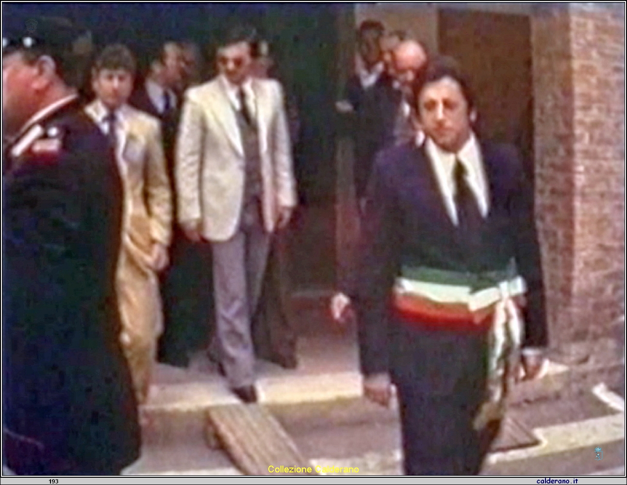 Sindaco Fernando Sisinni esce dal Municipio per la Processione di San Biagio.jpeg