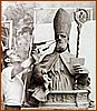 L'Artista scultore Romano Vio al lavoro con la statua di San Biagio 3.jpg