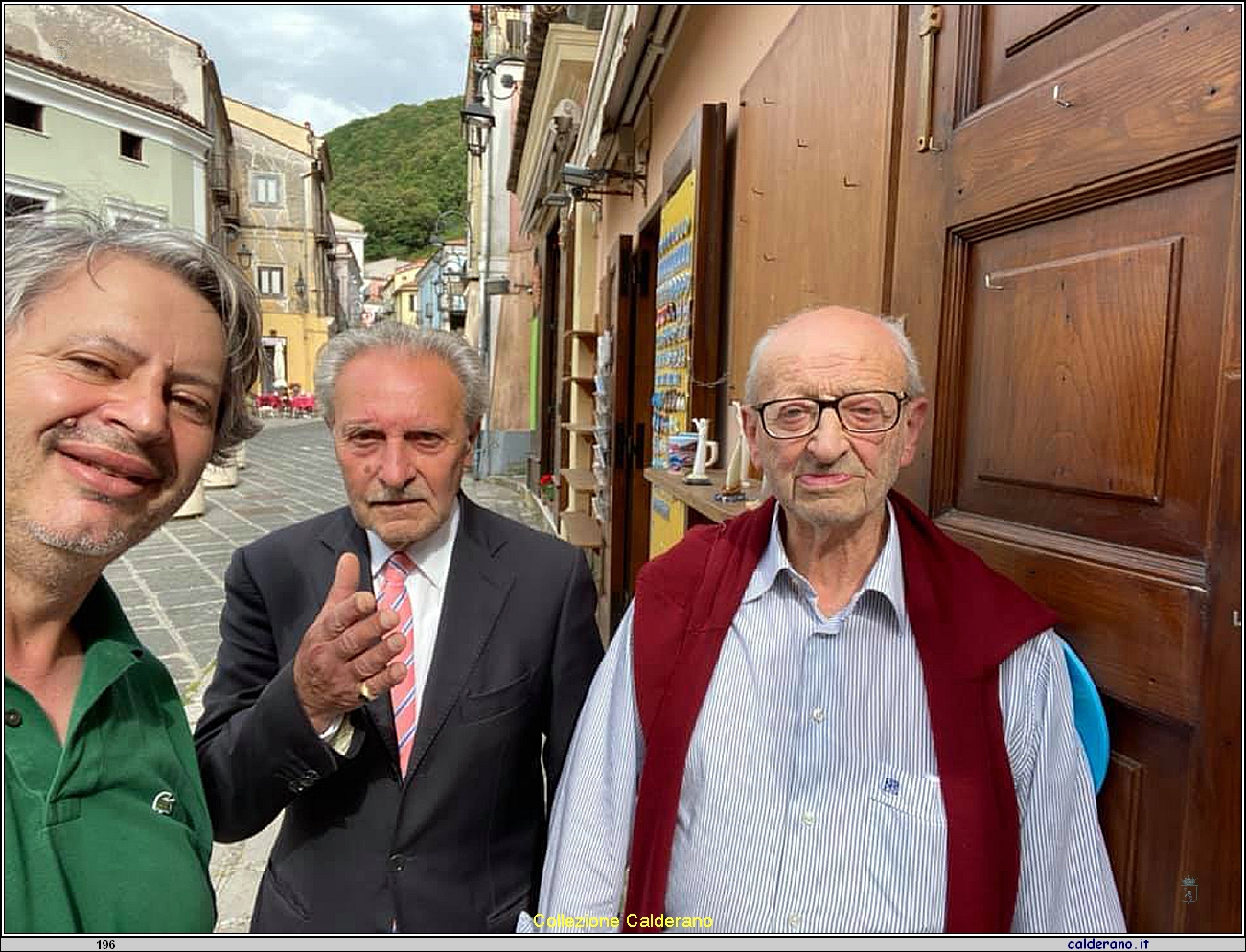 Commercianti in Piazza Buraglia Michele Schettino, Pasquale De Bernardo e Peppino Brando Caporale.jpg