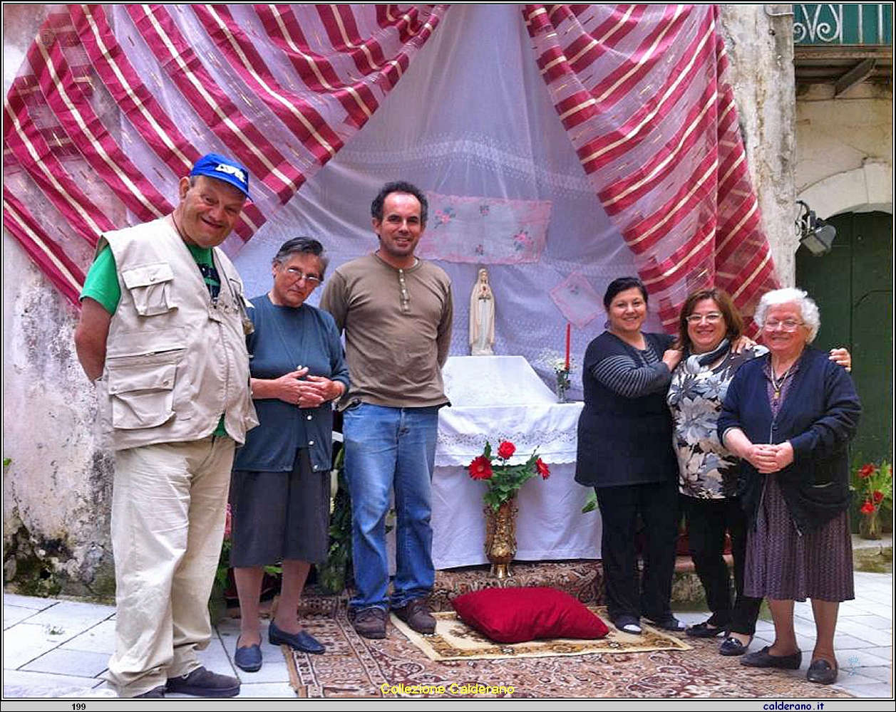 Altarino per il Corpus Domini in Via Rovita 2013.jpg