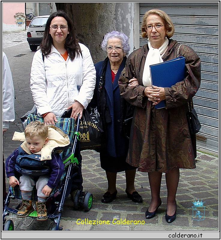 La mia Mamma a 103 anni con Isabella, Maria Emilia e Francesco 2850 08-05-2004.jpg
