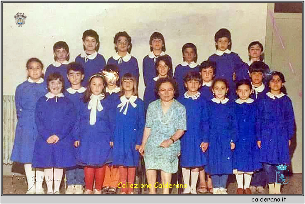Titina D'Attoli con i suoi alunni 1986.jpg