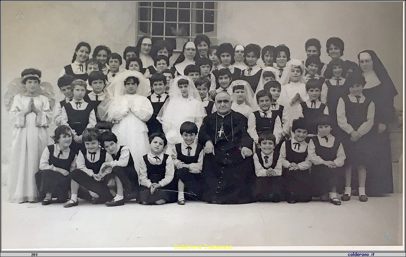 Comunioni 1965 con S.E. Mons. Federico Pezzullo (2).jpeg