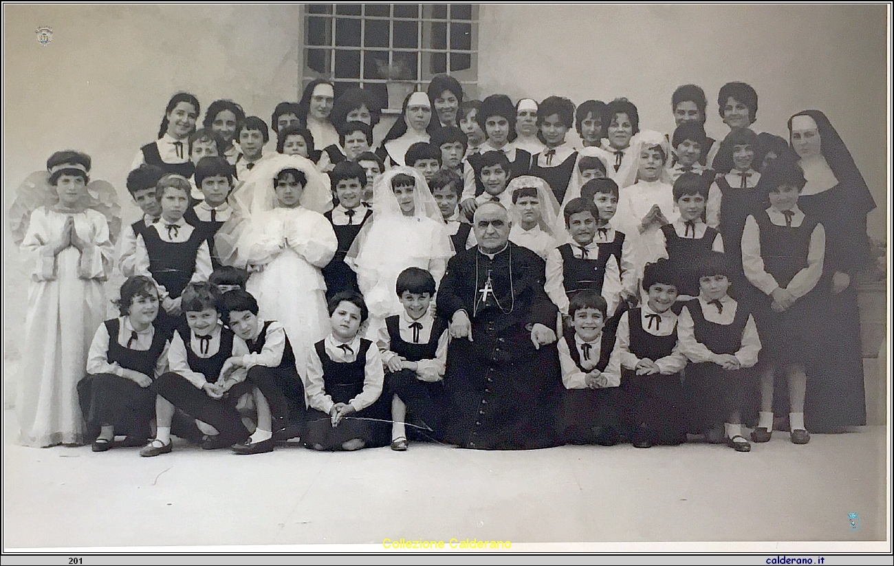 Comunioni 1965 con il Vescovo mons. Federico Pezzullo .jpg