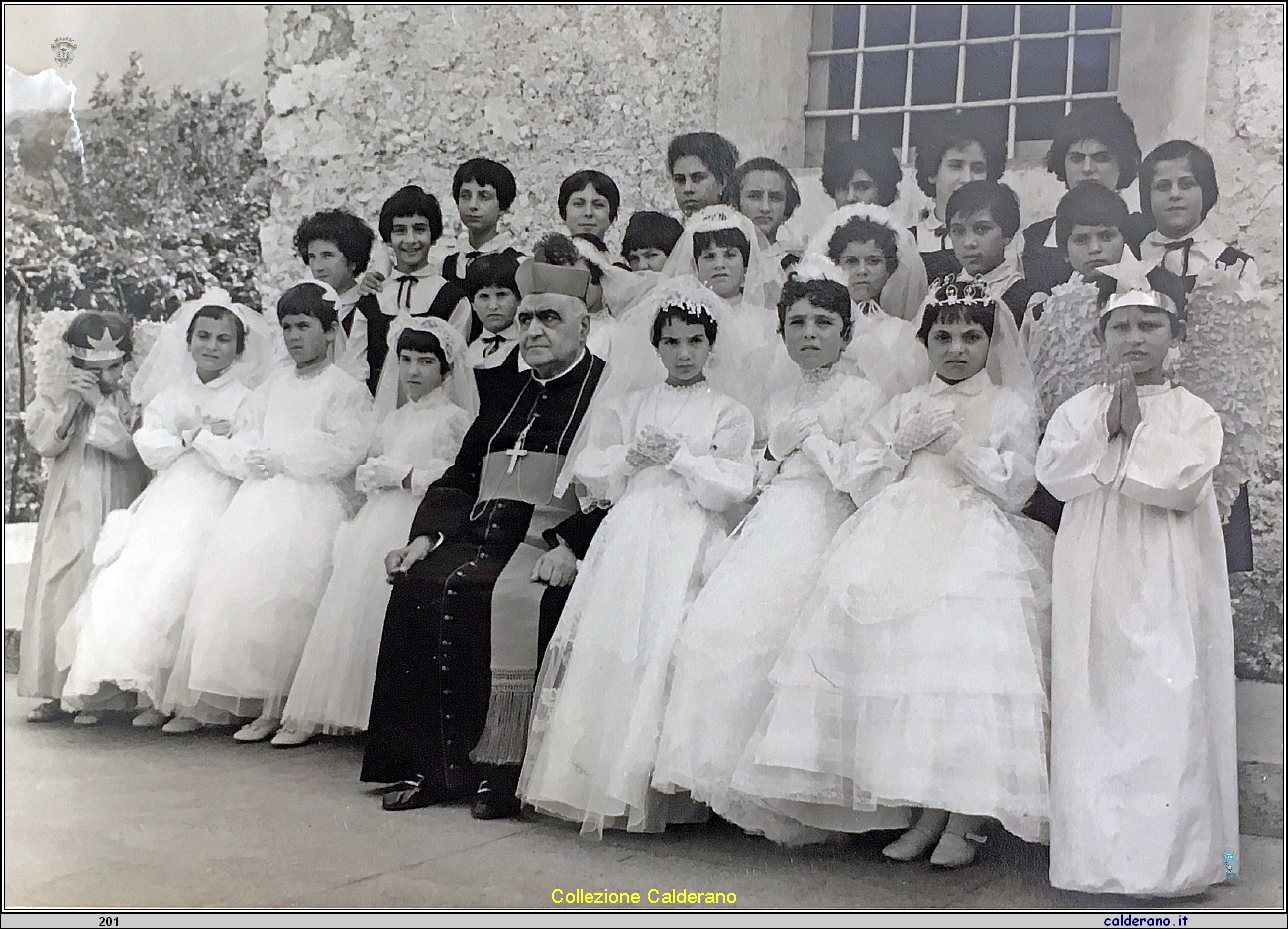 Comunioni 1965 con il Vescovo mons. Federico Pezzullo.jpg