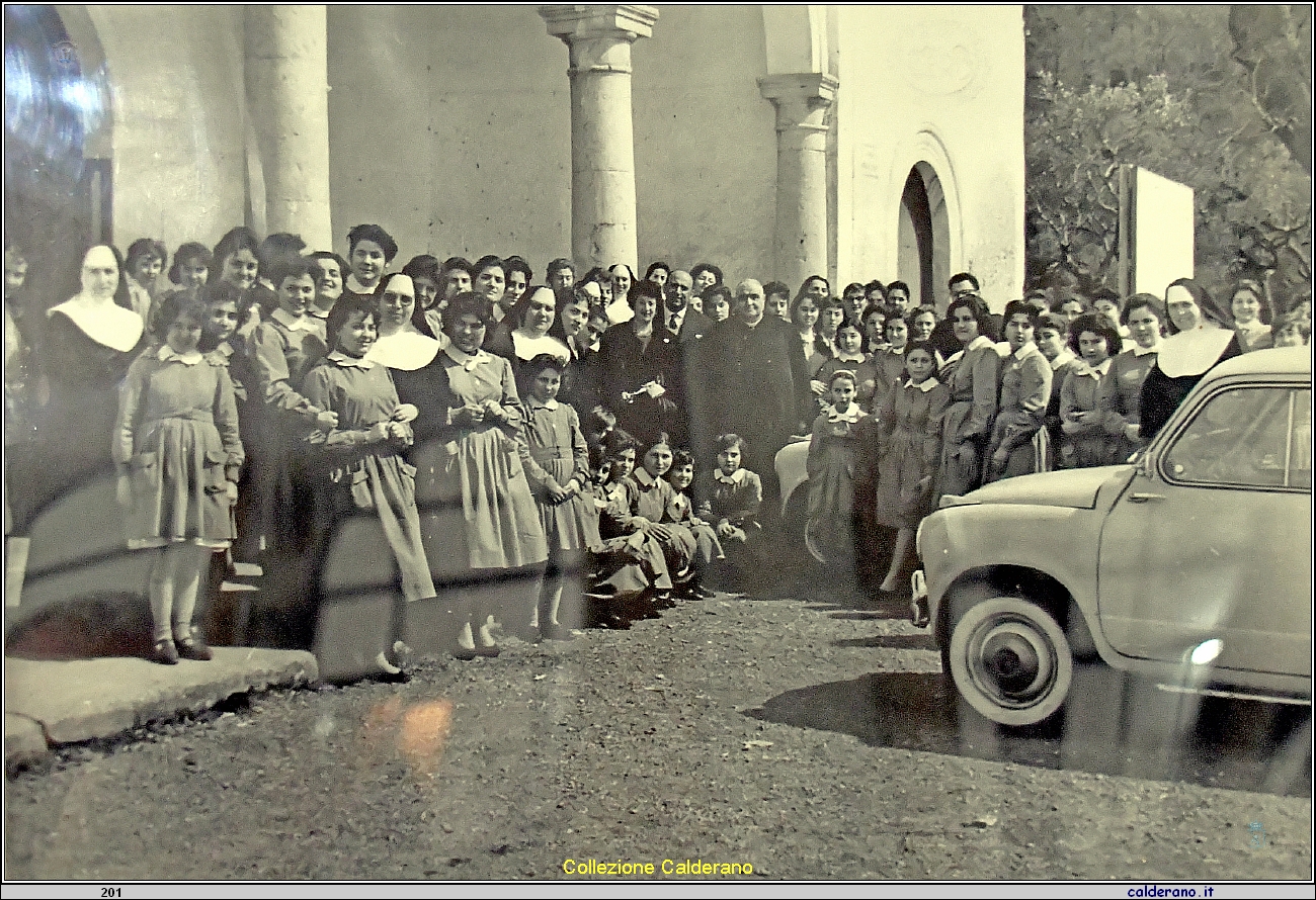 L'arrivo di S.E. il Vescovo Mons. Federico Pezzullo al De Pino.JPG