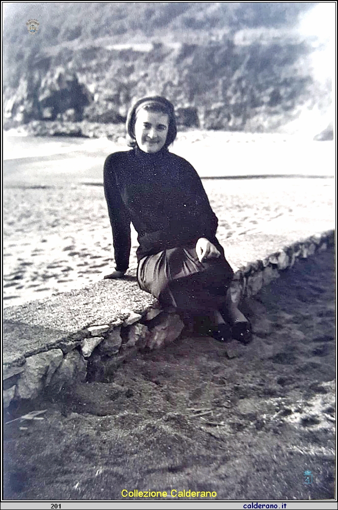Studentessa del Magistrale Luciana Giannotta sulla spiaggia di Fiumicello.jpg