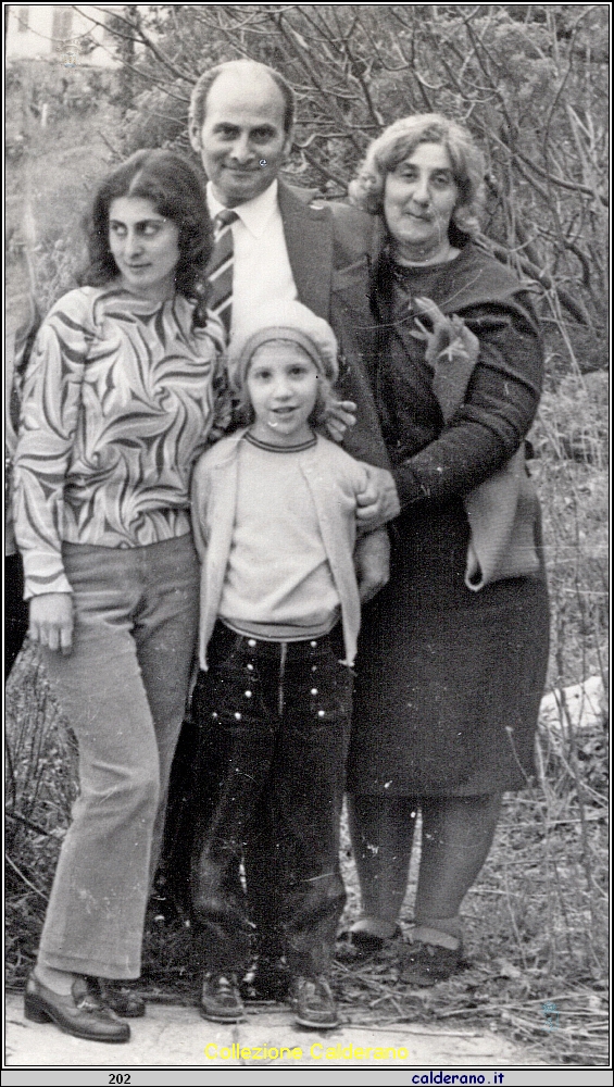 Angela Auriemma con il Papa' Pino, la Mamma Bice Napoli e la piccola Ornella Iaselli.jpeg