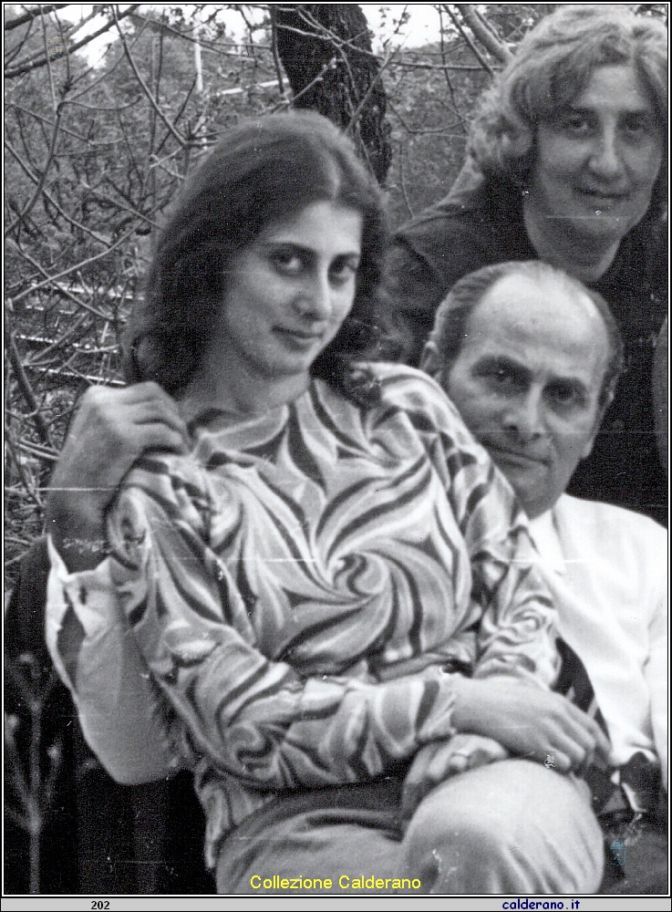 Angela Auriemma con il padre Pino e la mamma Bice Napoli.jpeg