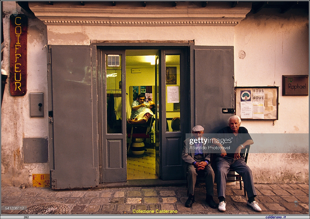 Biagio Blasu Limongi e Francesco Ciccilluzzo Piro davanti al Coiffeur Antonio Paesano gettyimages.jpg
