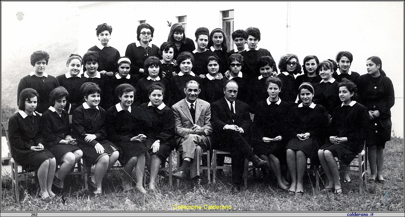 Classe II B dell'Istituto Magistrale Statale con Giuseppe Guida e Giuseppe Nappi 1965.jpeg