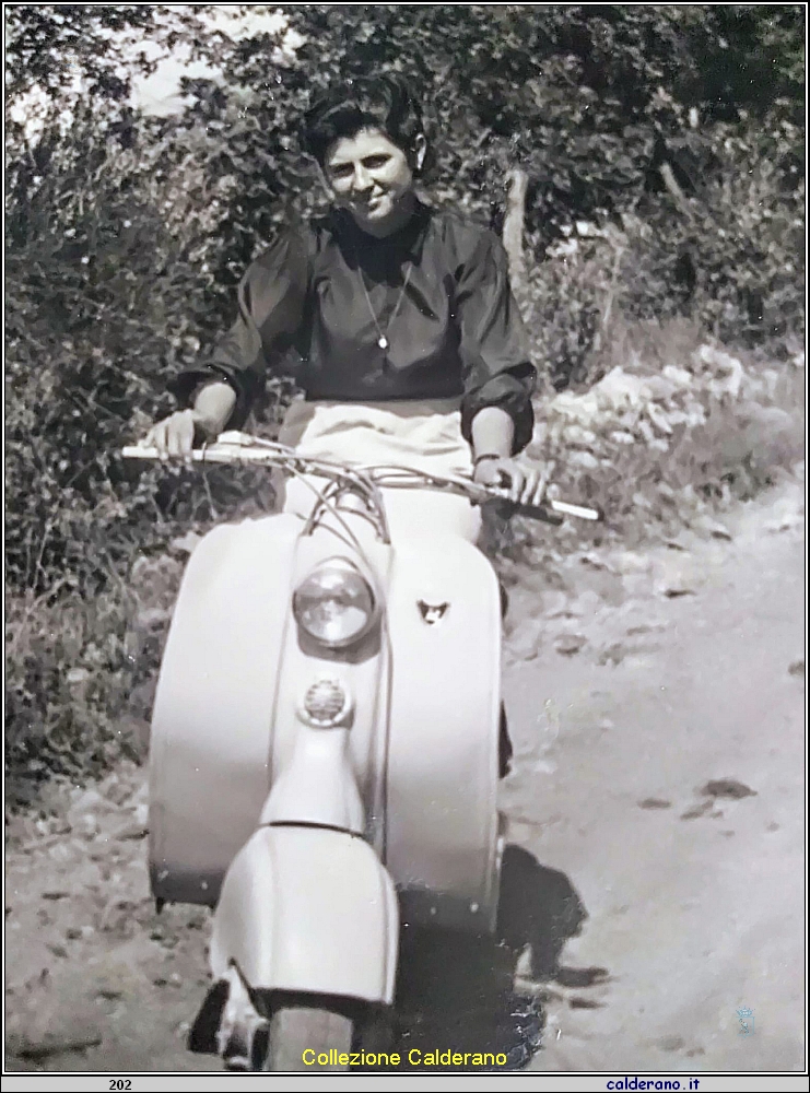 Lina Esposito Schettino sulla Lambretta.jpg
