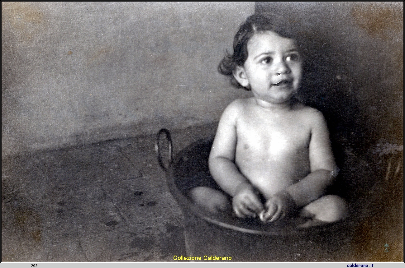 Wanda Auriemma e il bagnetto - Settembre 1947.jpg