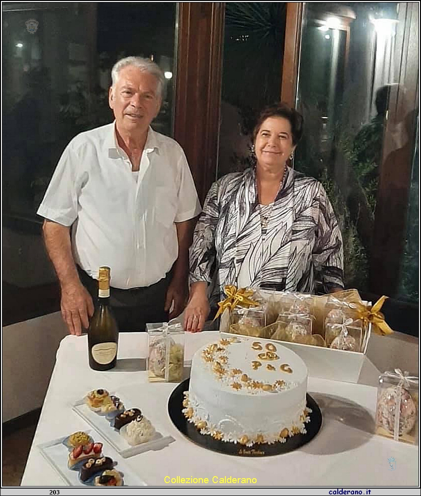 Giuseppe Strati con la moglie Pinucia alla festa delle nozze d'oro.jpg