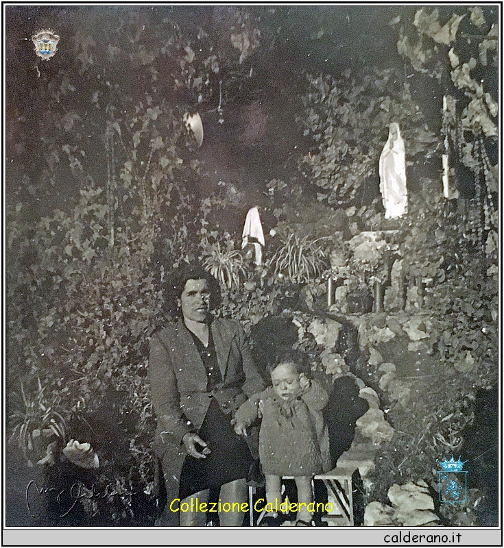 Mamma e Maria Emilia nella Cappellina di Lourdes 1945.jpg