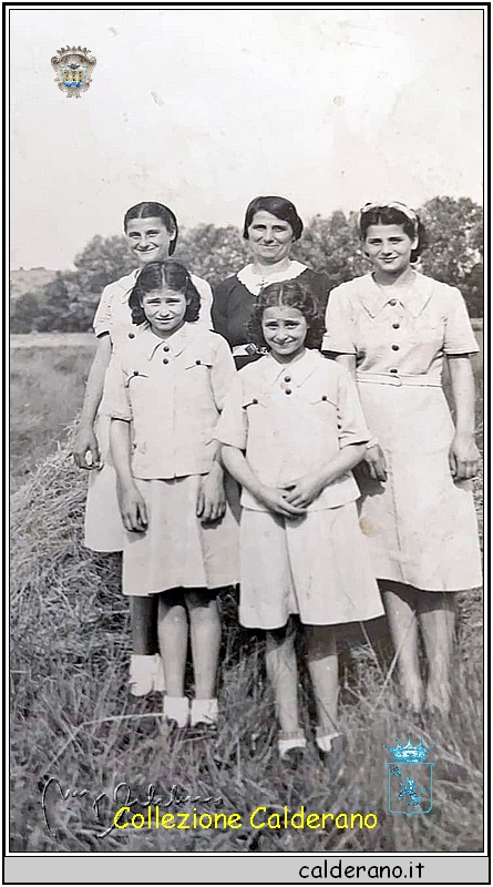 Maria Zappia con le quattro figlie in Francia.jpg