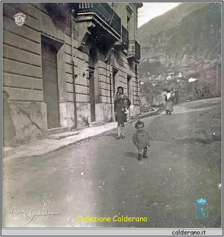 Rosa Brando - Patruni - e Maria Emilia davanti al Municipio in via Mandarini 1945.jpg