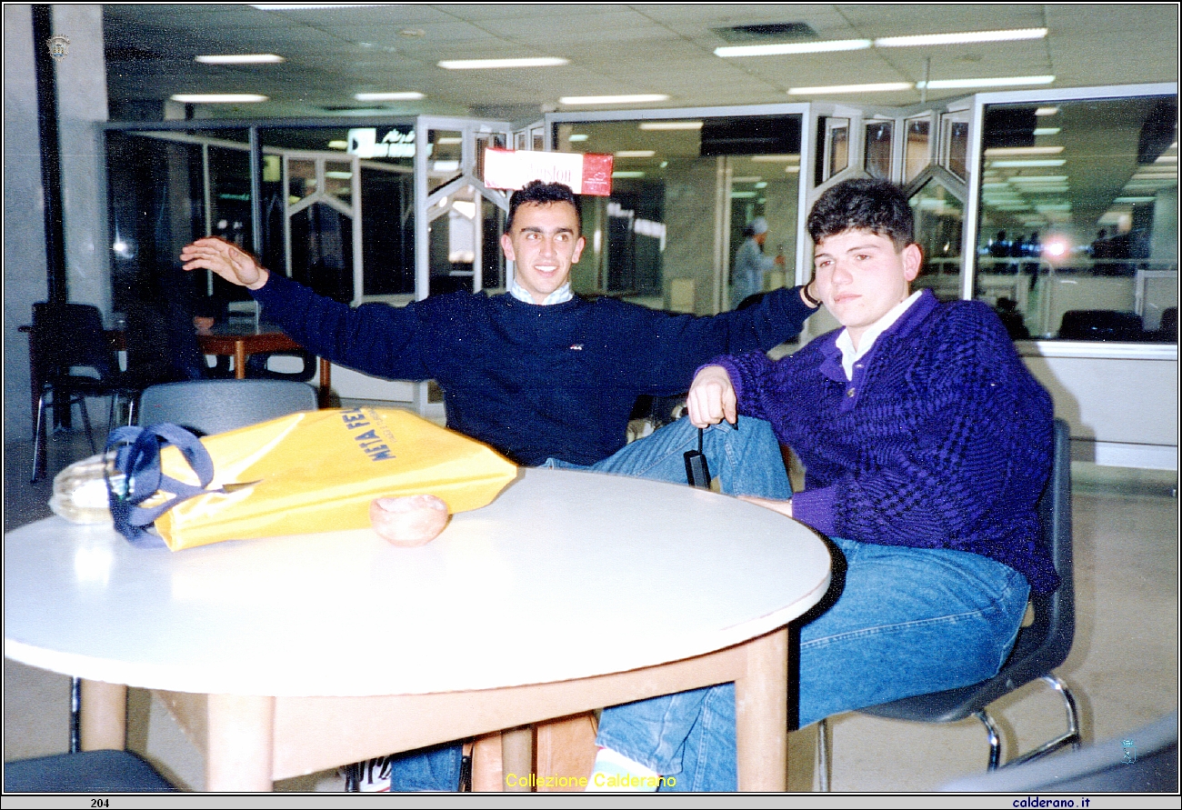 Gianluca De Rosa e Giacomo Ricciardi all'aeroporto di Tunisi - marzo 1988.jpeg